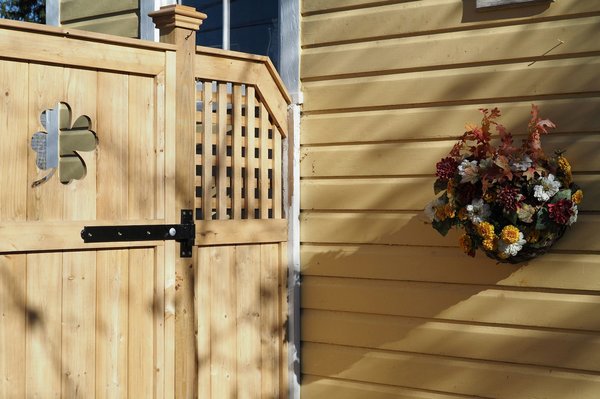 Obtenez un logo en bois personnalisé avec la découpe de bois sur mesure